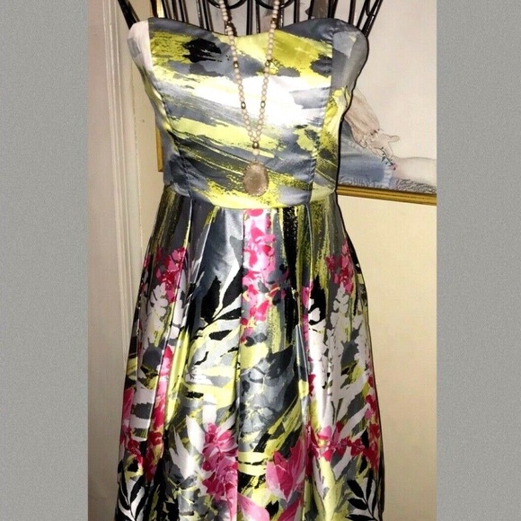 SPEECHLESS FLORAL STRAPLESS,SATIN DRESS~SIZE 7 - Picture 2 of 5